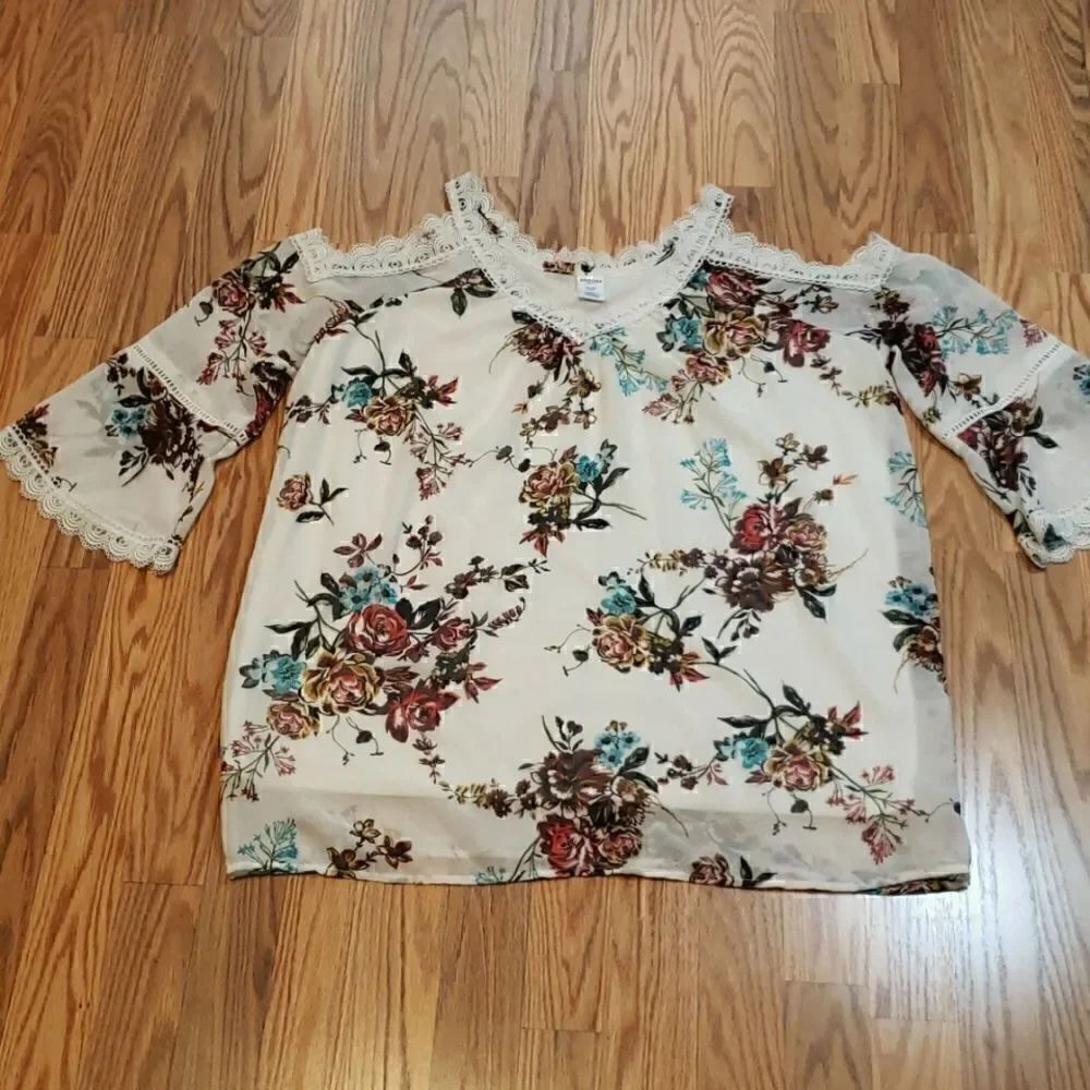 Pretty Cold Shoulder Blouse, lace - Picture 7 of 7